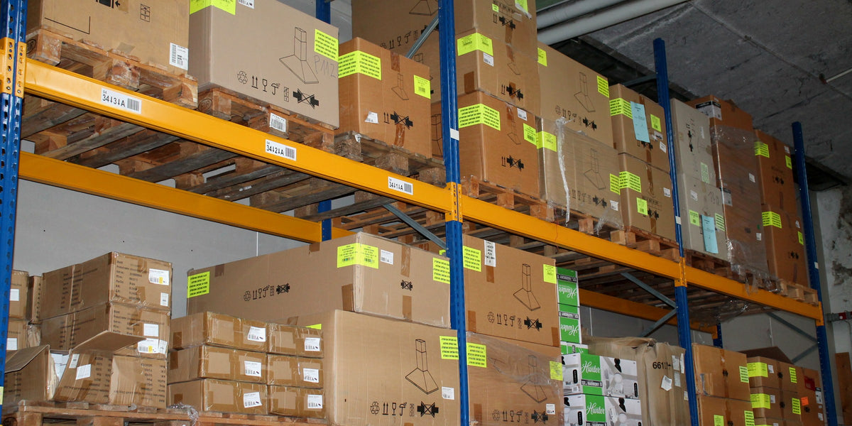 Palettenregale im Lager der Stephan Roth GmbH in Eitorf, gefüllt mit Markenware aus Restposten